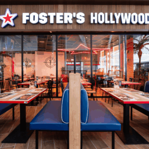 mesas y sillas restaurante logo de foster's hollywood
