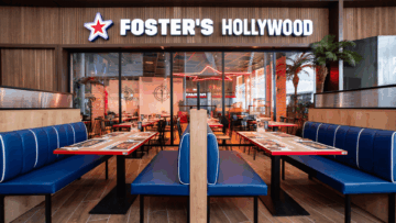 mesas y sillas restaurante logo de foster's hollywood