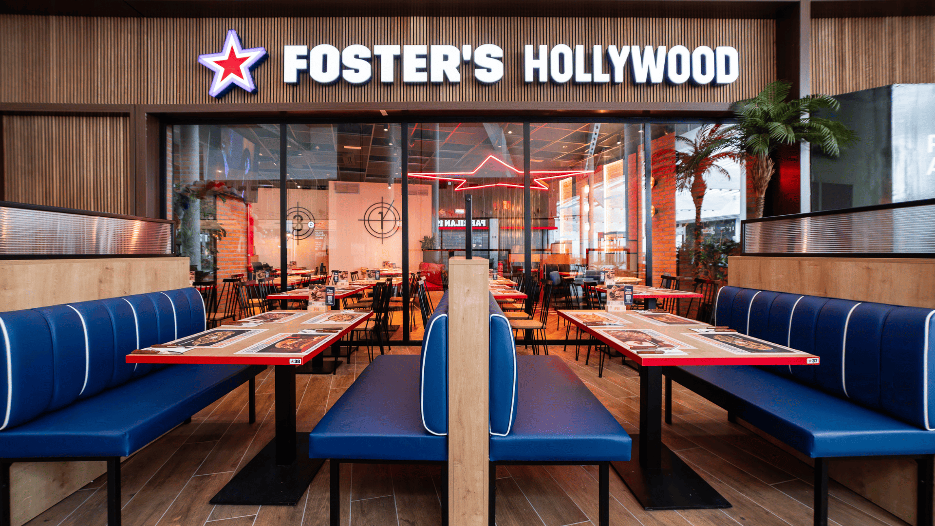 mesas y sillas restaurante logo de foster's hollywood