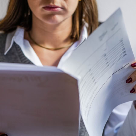 persona che rilega documenti