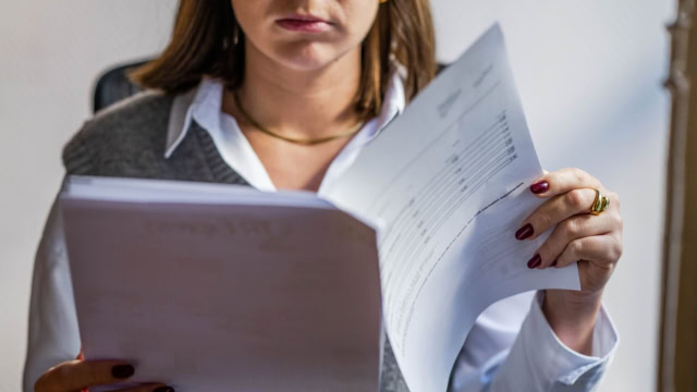 persona che rilega documenti