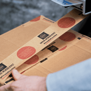 persona embalando una caja