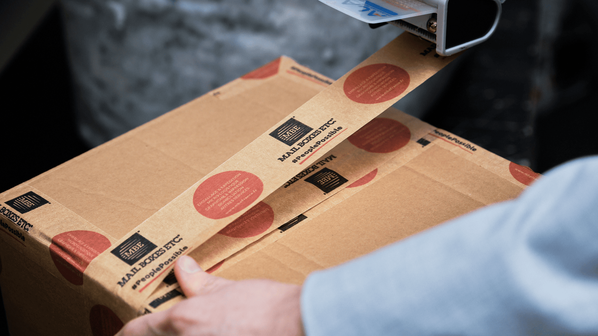 persona embalando una caja