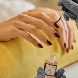 Aplicación de esmalte en uñas bien cuidadas.