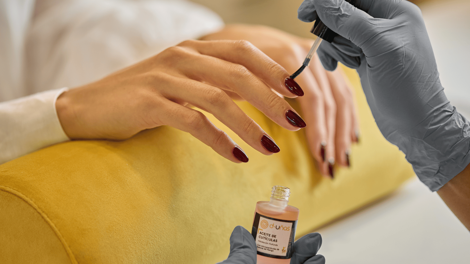 Aplicación de esmalte en uñas bien cuidadas.