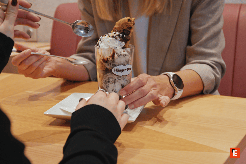 personas comiendo un helado