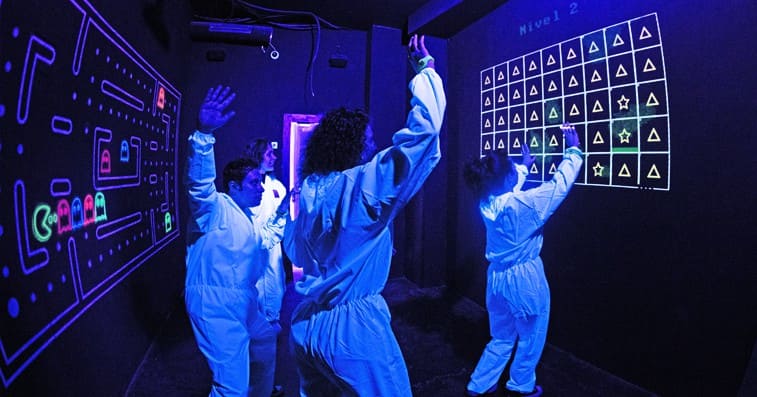 personas jugando escape game