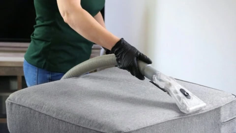 personne lave canapé