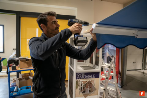 installation dauvent bleu avec perceuse sans fil