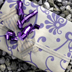 regalo paqueta sobre piedras