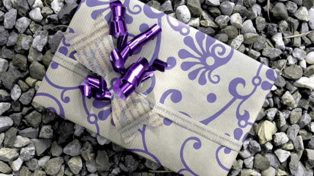 regalo paqueta sobre piedras