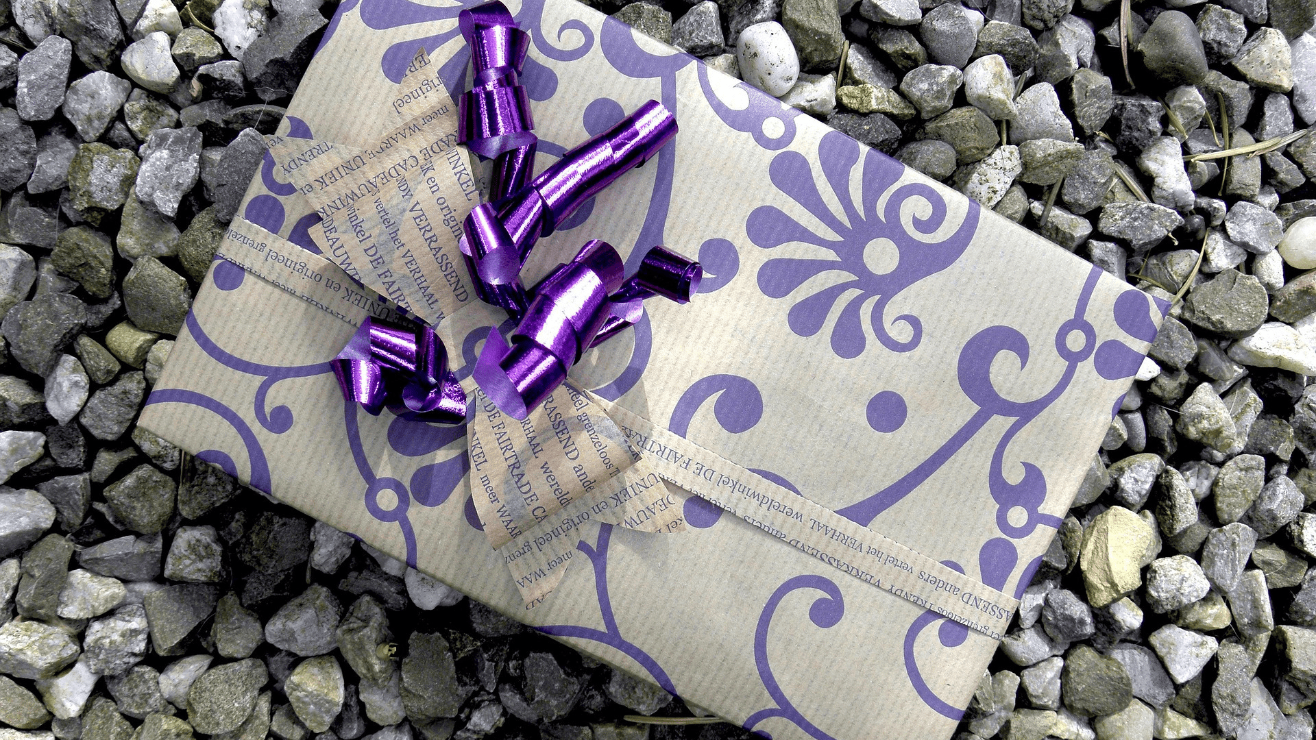 regalo paqueta sobre piedras