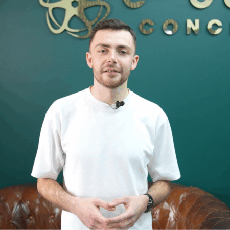 Homme debout devant un mur vert au studio.