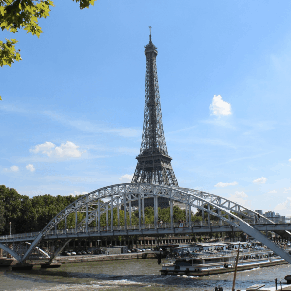 torre Eiffel y puente en París