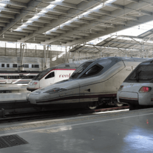 Varios trenes de Renfe en una estación moderna.