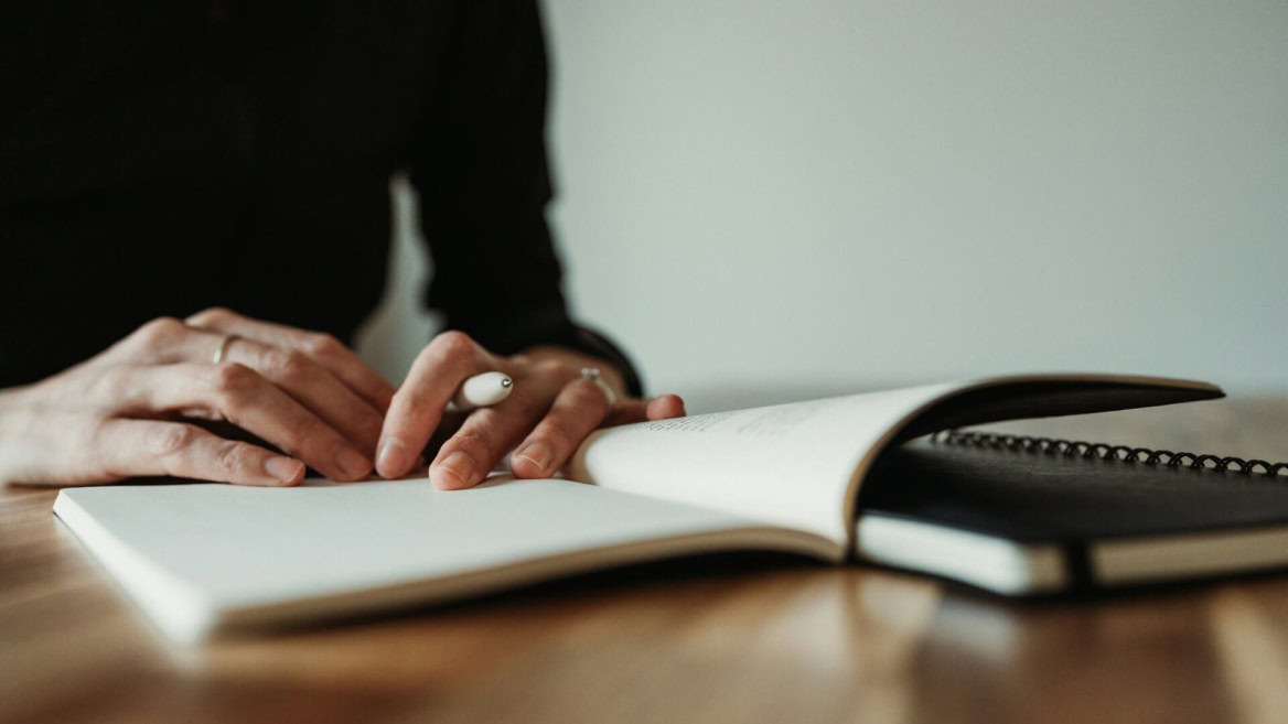  una donna legge e sta per firmare un documento 