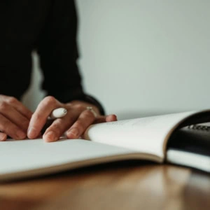 una donna legge e sta per firmare un documento