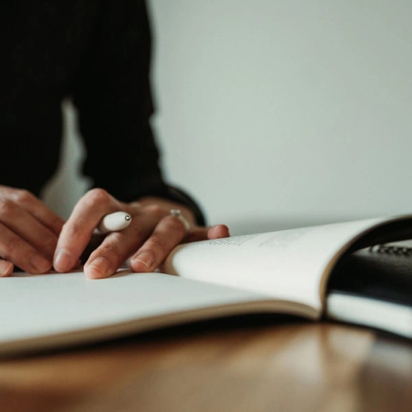  una donna legge e sta per firmare un documento 