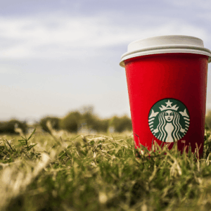 vaso con logo de starbucks entre la hierba