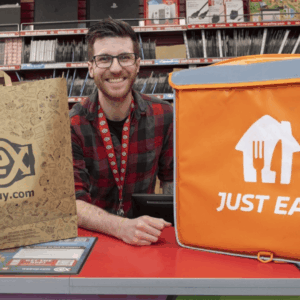 vendedor de cex con bolsa naranja just eat