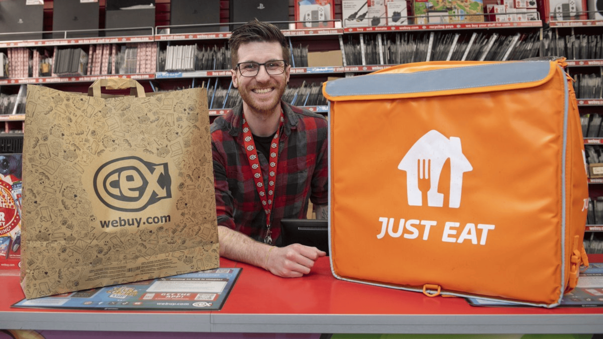 vendedor de cex con bolsa naranja just eat