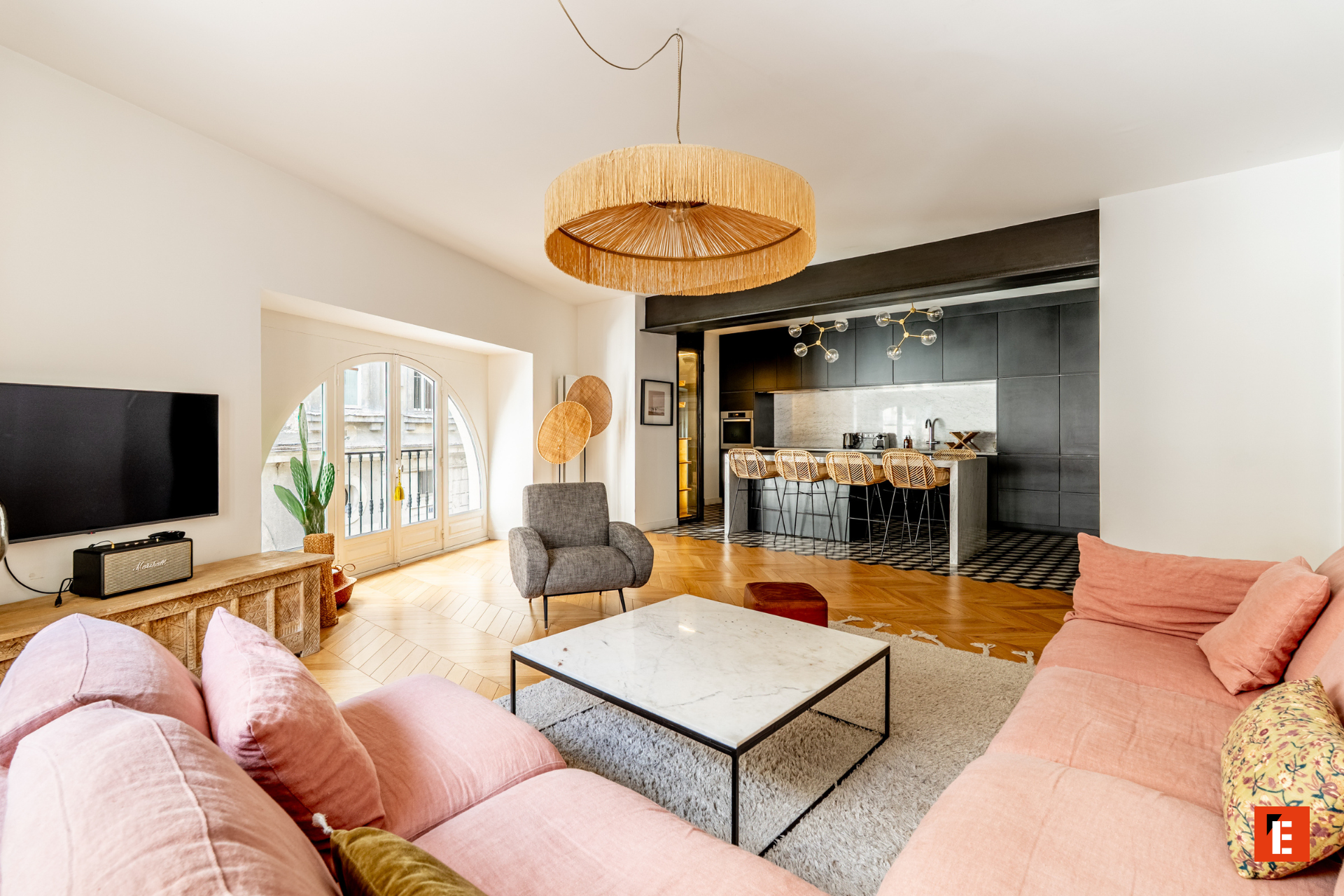 vue sur un salon avec des canapés roses