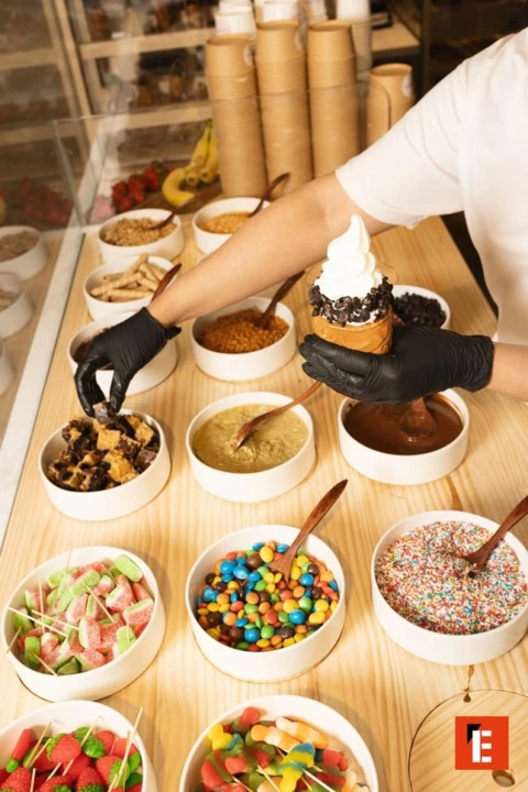 cono de helado con barra de coberturas