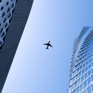 avión vuela entre edificios