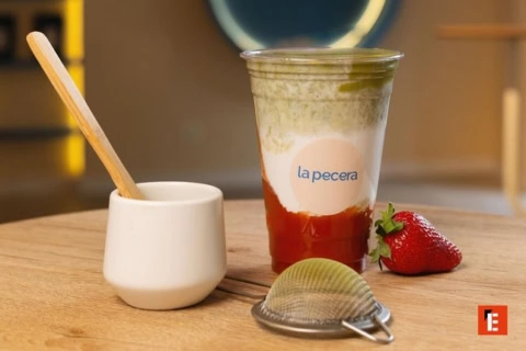 bebida tres capas: matcha y fresa