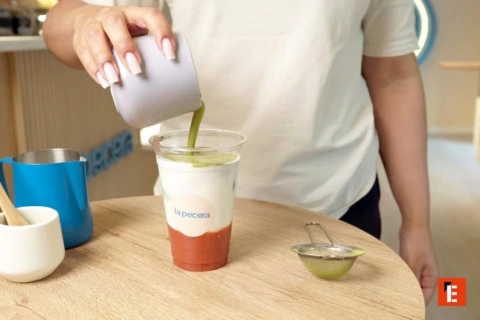 matcha sobre crema y coulis en la pecera