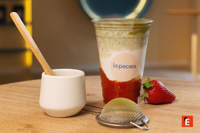 bebida tres capas: matcha y fresa