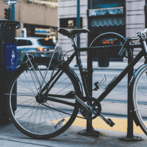bicicleta aparcada en la calle