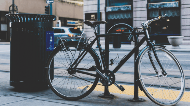 bicicleta aparcada en la calle
