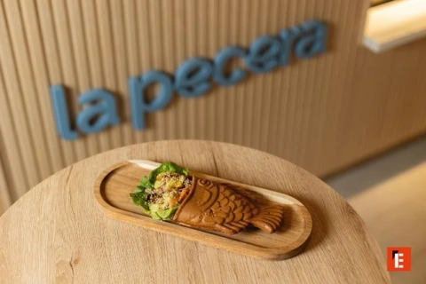 bocadillo en forma de pez relleno de lechuga