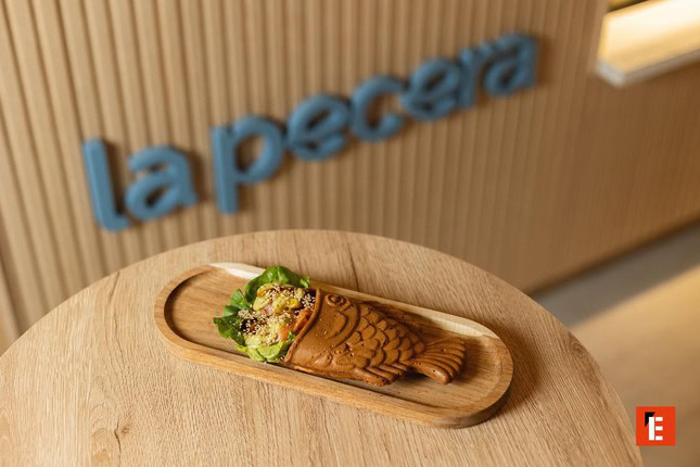 bocadillo en forma de pez relleno de lechuga