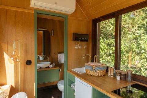 cabine en bois cosy avec cuisine et salle deau