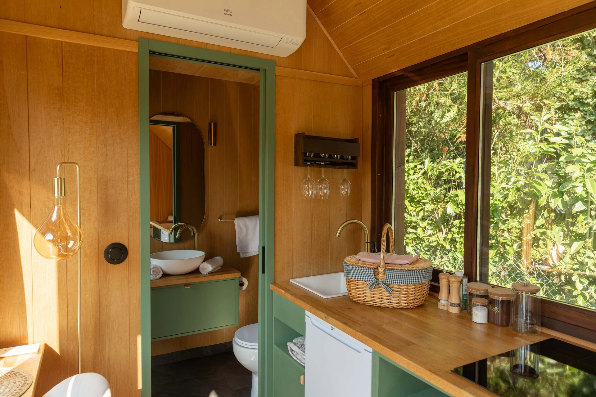 cabine en bois cosy avec cuisine et salle deau