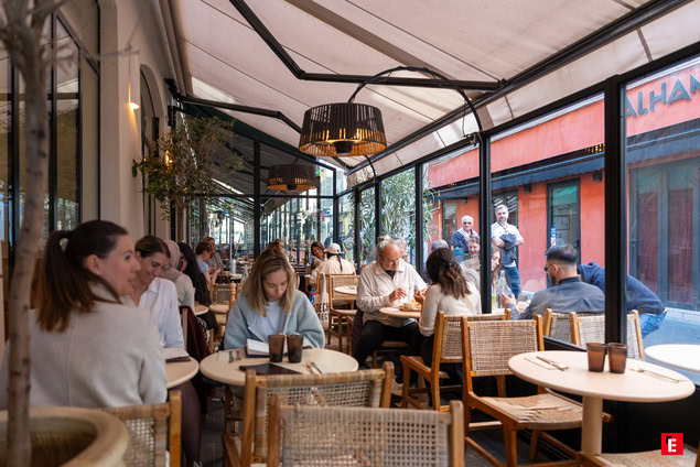 café terrasse vitrée à lambiance urbaine conviviale