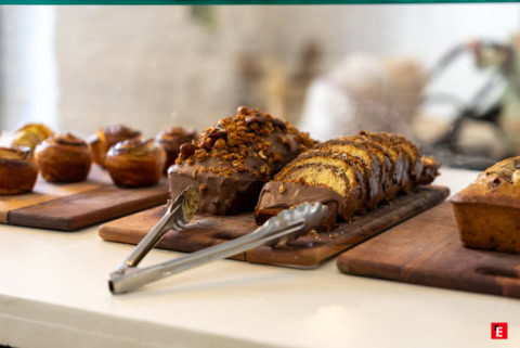 gâteau au chocolat tranché sur comptoir de boulangerie