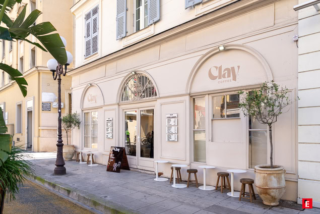 façade lumineuse et terrasse du café clay coffee