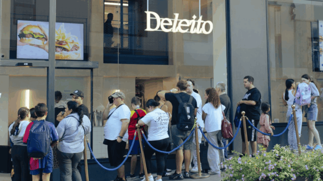 cola de gente exterior deleito