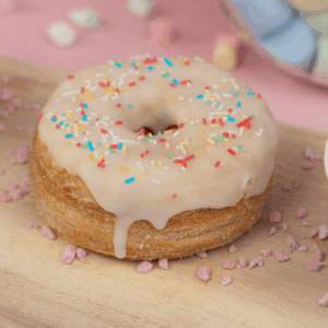 Donut glaseado con chispas de colores.