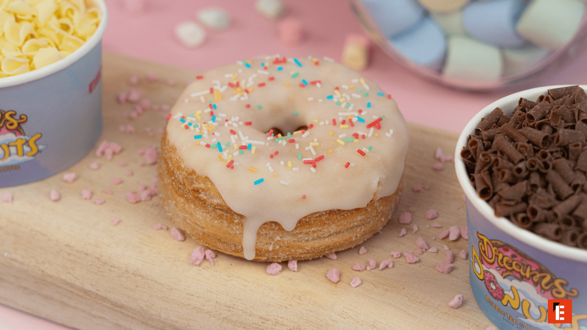 Donut glaseado con chispas de colores.