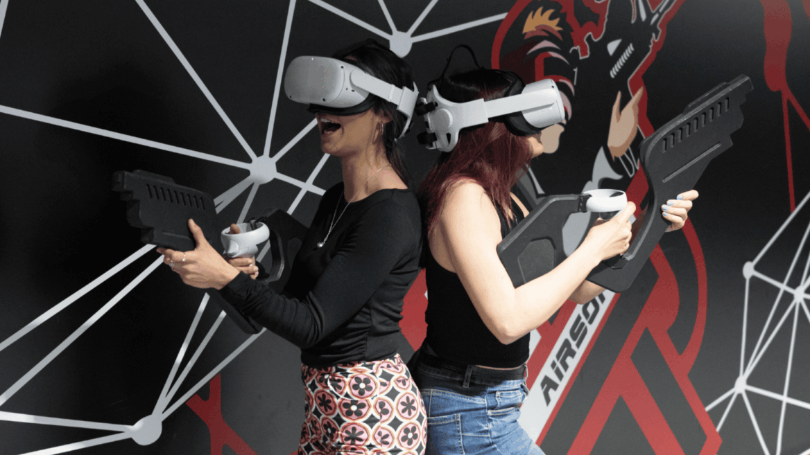 dos chicas jugando con realidad virtual