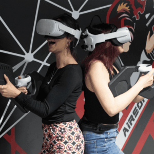 dos chicas jugando con realidad virtual