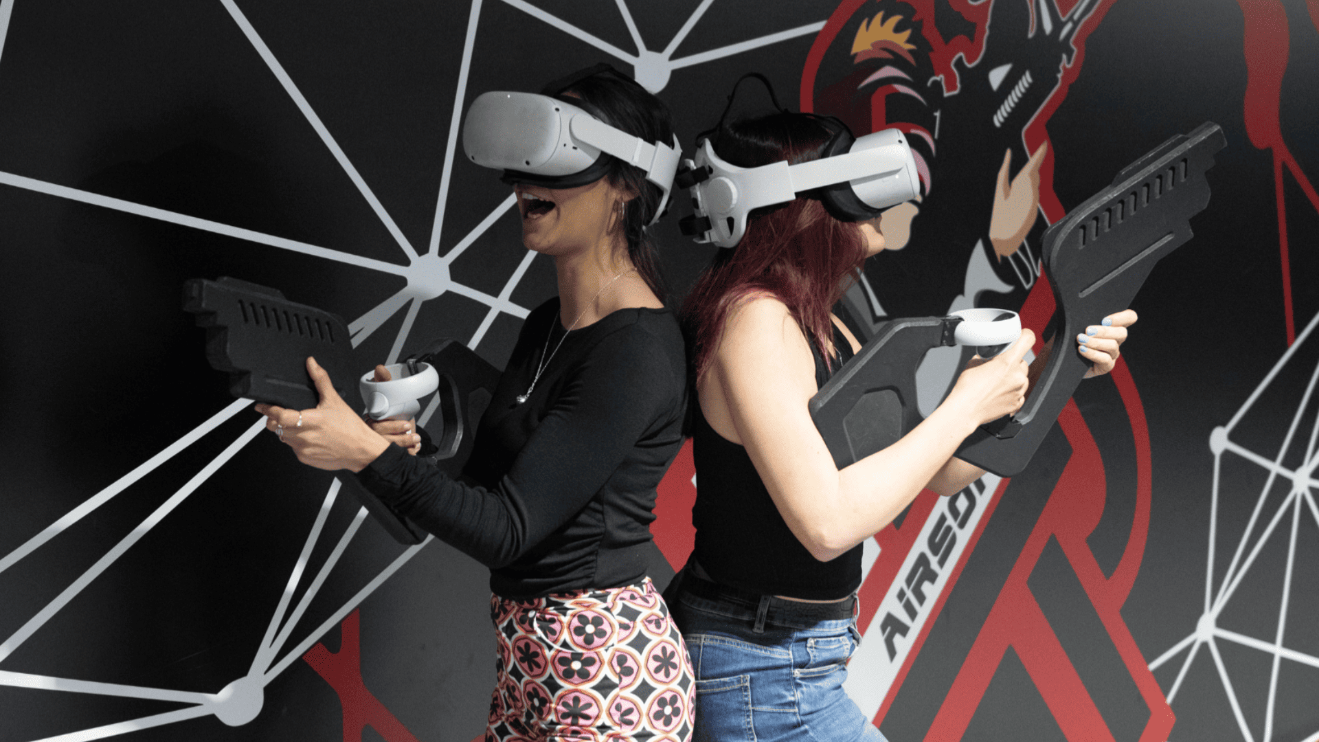 dos chicas jugando con realidad virtual