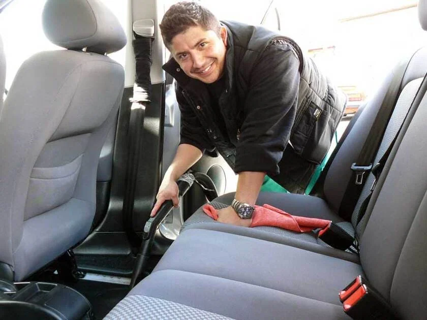 persona limpiando coche