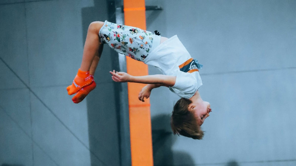 enfant fait du trampoline