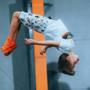 enfant fait du trampoline