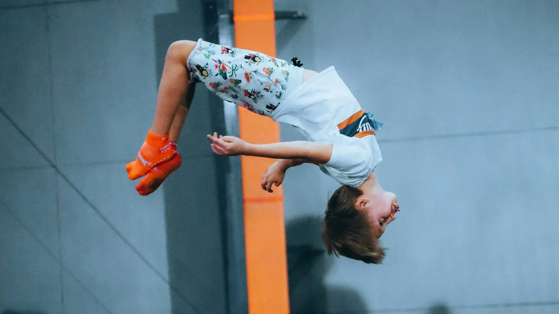 enfant fait du trampoline